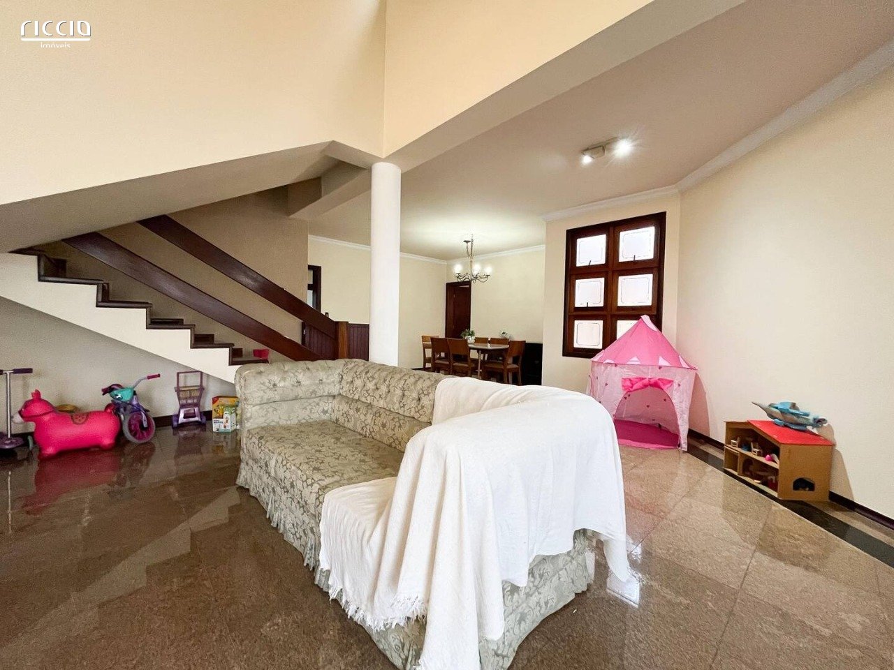 Sobrado a venda no Condomínio Aquarius II com 340m² - 4 dormitórios/ 2 suítes