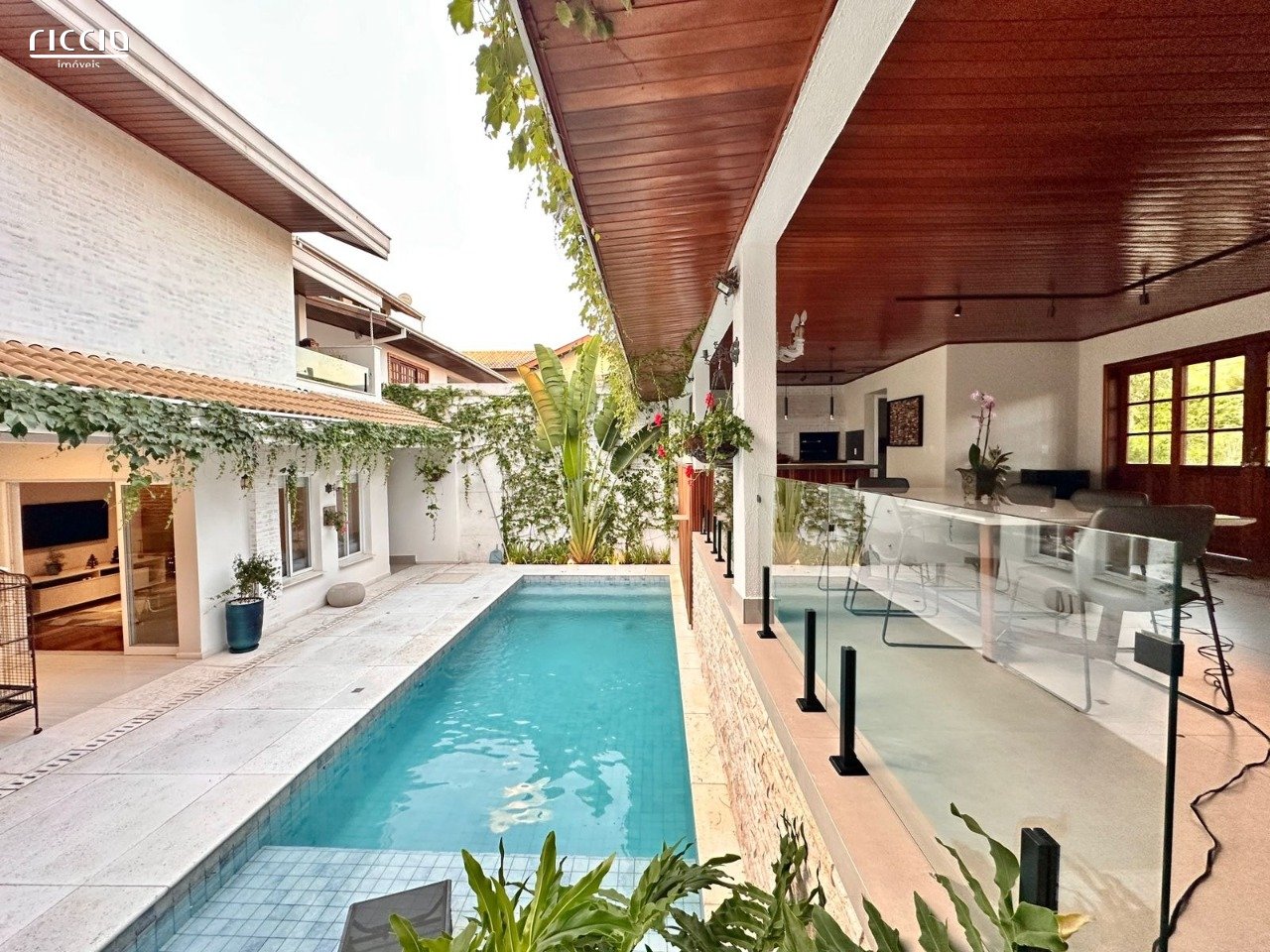 Casa em Condomínio à venda no Jardim das Colinas — ambiente interno