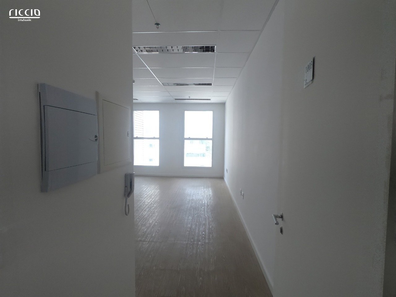 Sala / Conjunto à venda no Jardim das Colinas — ambiente interno