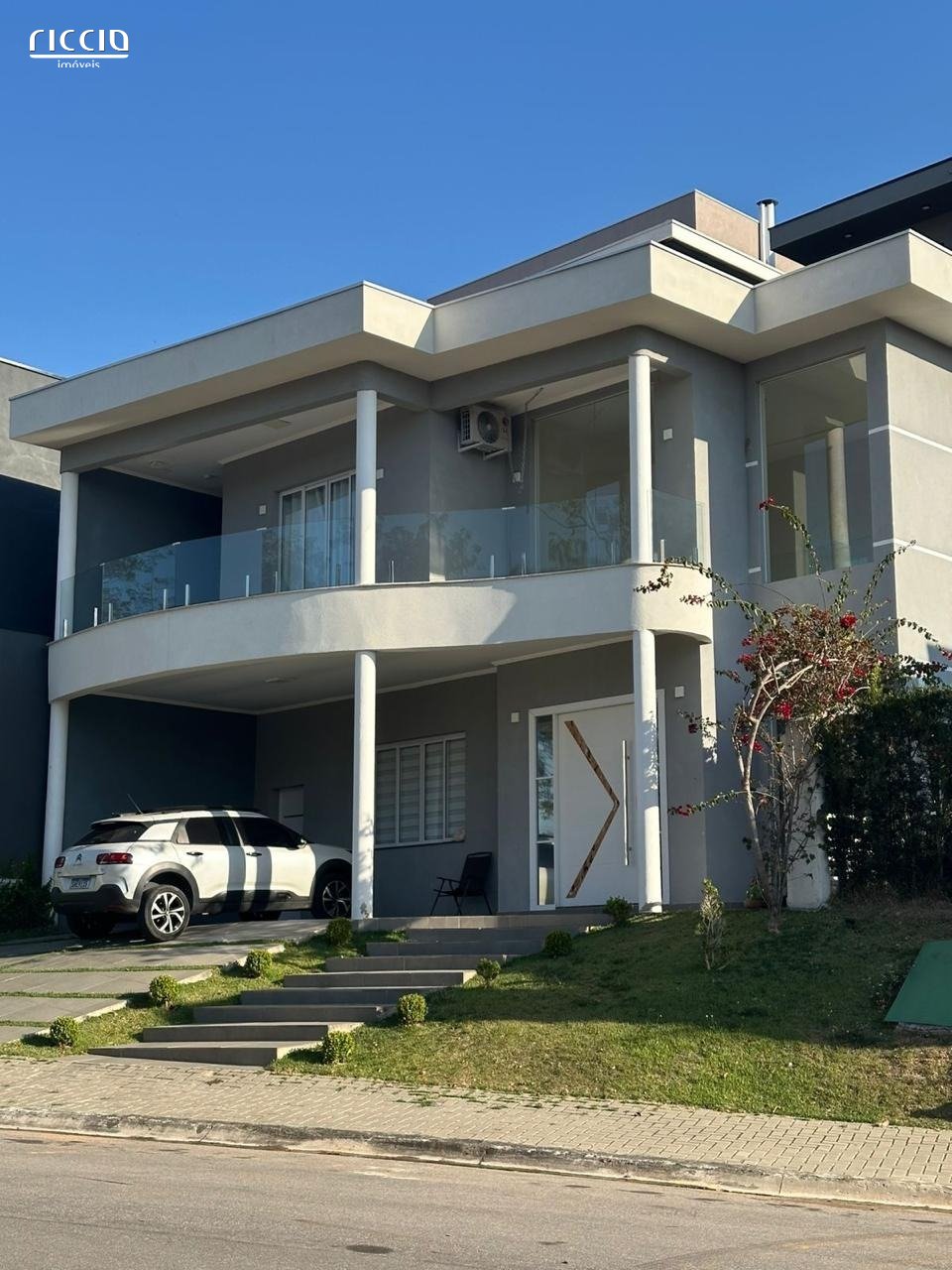 Sobrado no condominio Vivva em Jacareí com Vista Permanente para o Lago e Projeto de Interiores Assinado