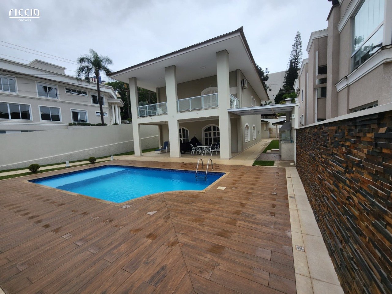 Casa em Condomínio à venda no Jardim das Colinas — ambiente interno