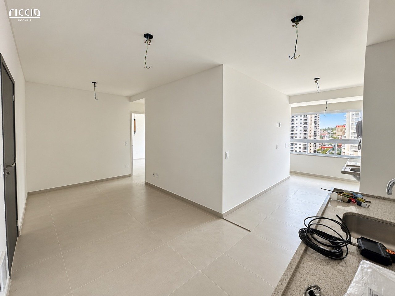 Apartamento no Edifício Kingdom Towers (NORTH) Jardim das Colinas com 2 dormitório andar alto