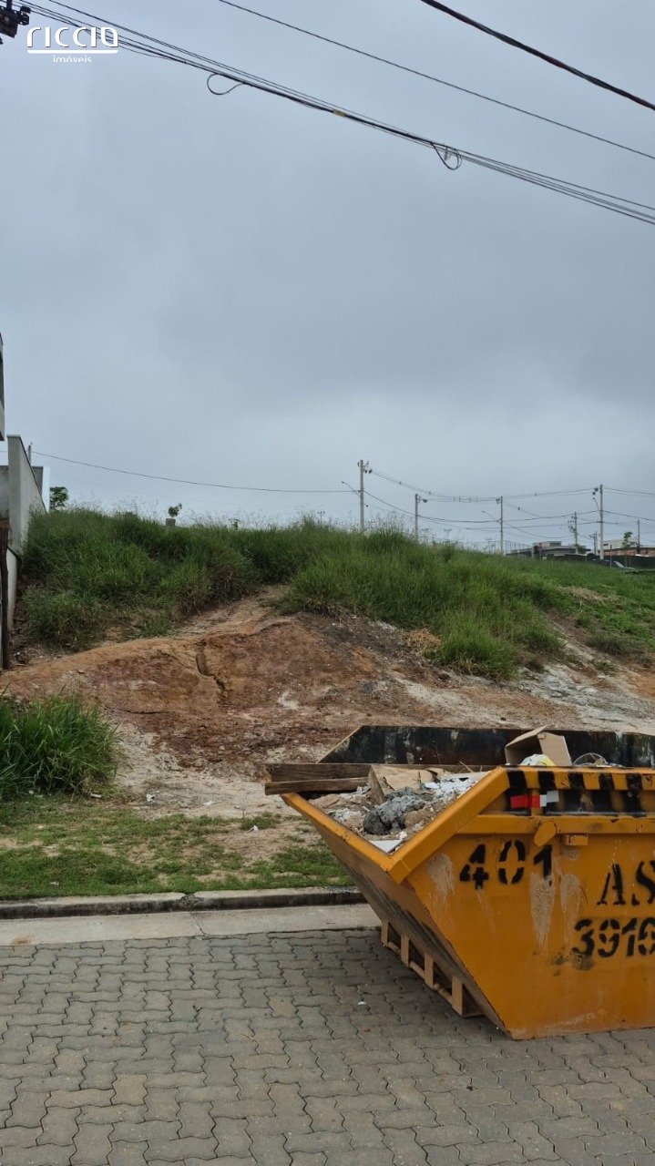 Terreno com 348,10m2 em aclive com projeto aprovado Bevilaqua