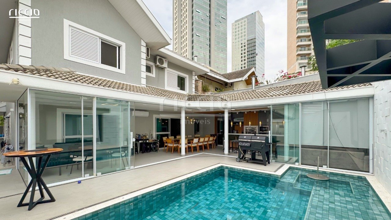Casa em Condomínio à venda no Jardim das Colinas — ambiente interno