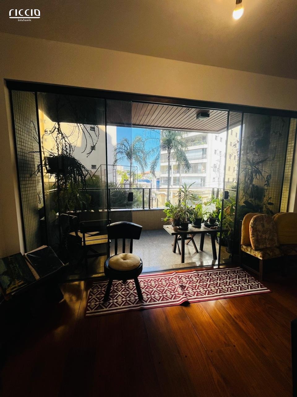 Apartamento no Edifício Toulon, localizado na Vila Adyana com 285m2 ( um por andar)