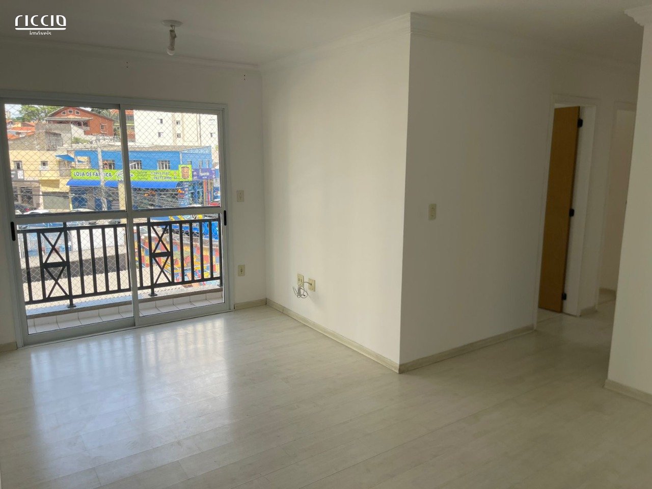 Apartamento no Edificio Escuna em Monte Castelo, com 3 dormitórios, sendo 1 suíte.