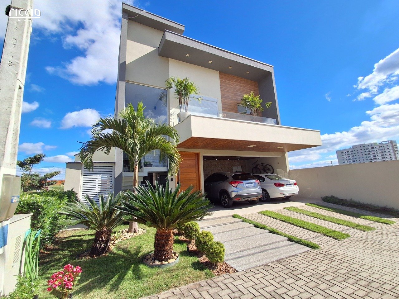 Casa - Reserva Aruanã- Loteamento Floresta, 255m² - 4 Dormitórios (1 Suíte), 4 Vagas