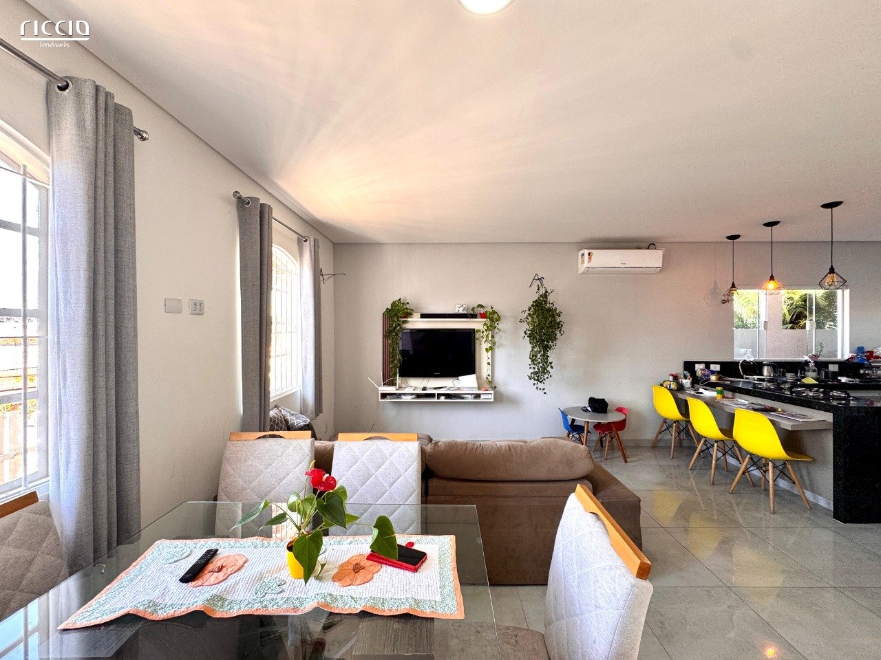 Casa - Jardim das Industrias, AT: 250m² - 222m² - 3 Dormitórios (1 Suíte), 4 Vagas