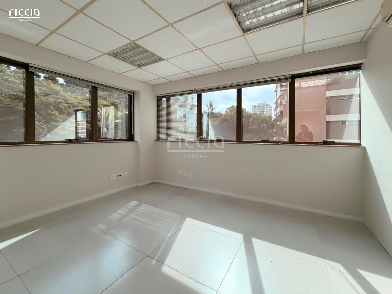 Sala / Conjunto à venda no Vila Adyana — detalhe do imóvel
