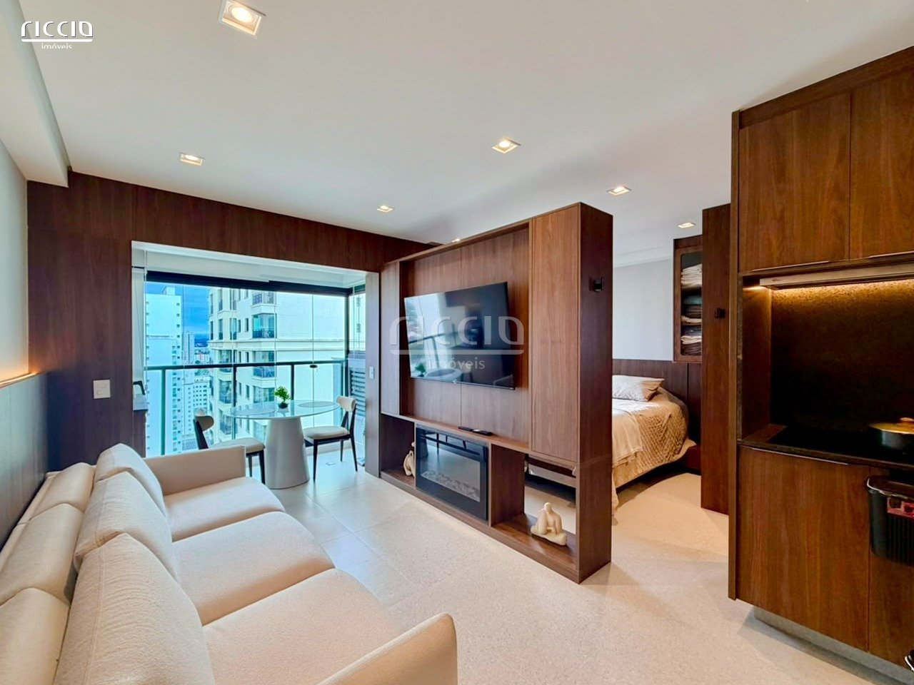 São 33 m² | 1 suíte | cozinha aberta | sala integrada à sacada | vista livre | 1 vaga