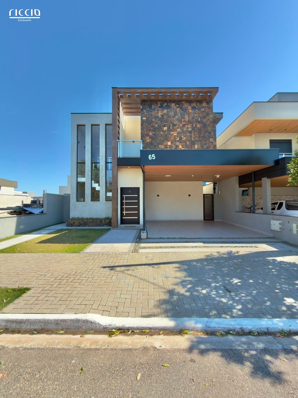 Sobrado à Venda no Condomínio Reserva Aruanã - 200 m² | 3 Suítes | Piscina | 4 Vagas - Melhor Valor da Região