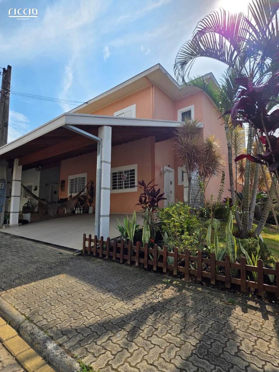 Sobrado no Condomínio Quinta dos Ipês - Zona Sul - 100m², 2 Dormitórios e 2 Vagas Cobertas