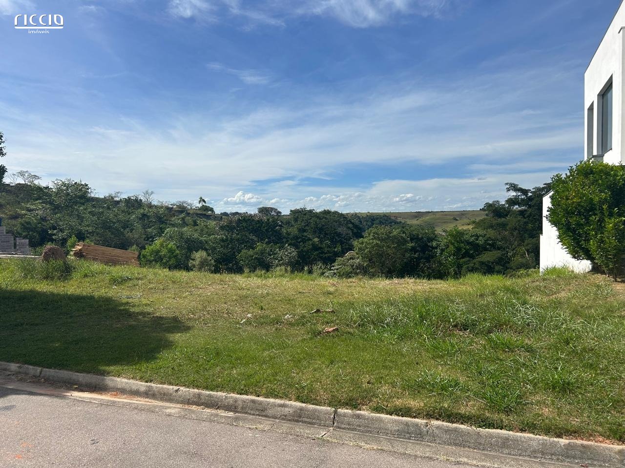 Terreno no Condomínio Verana - Putim - 361m² em Declive - São José dos Campos