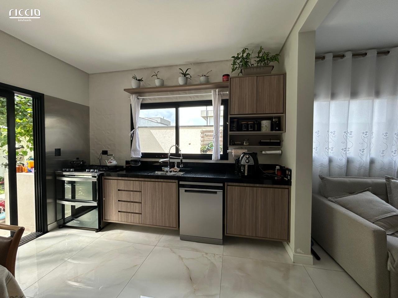 Casa à venda em condomínio - 3 dormitórios, suíte com closet, área gourmet e muito contato com a natureza