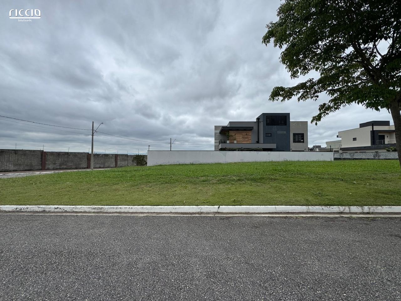 Terreno de Esquina à Venda no Condomínio Aruanã - São José dos Campos | 407,53 m²
