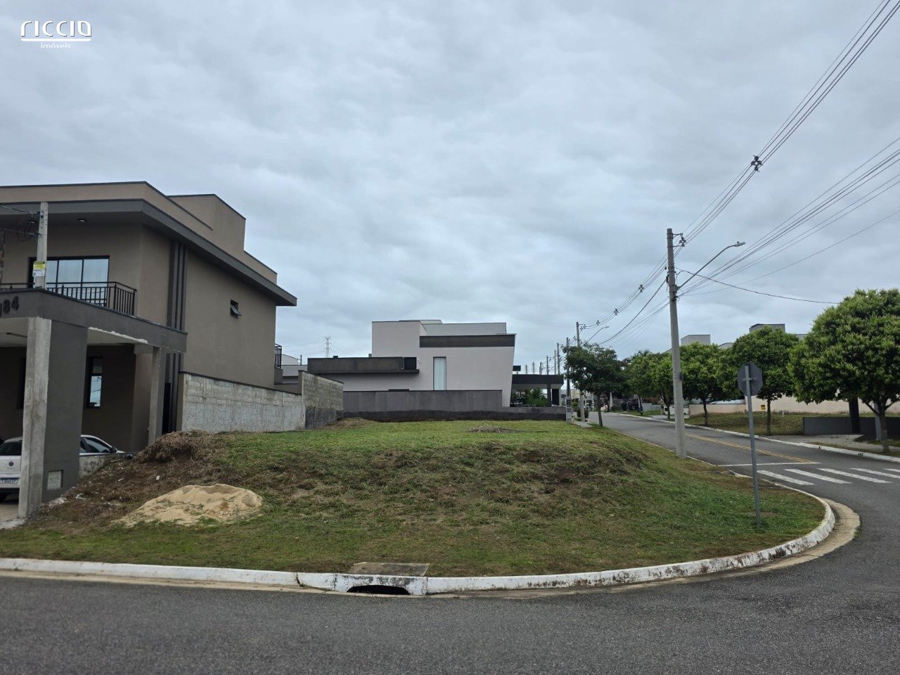 Terreno à Venda no Condomínio Reserva Aruanã - 344m², Plano, de Esquina e em Frente à Praça