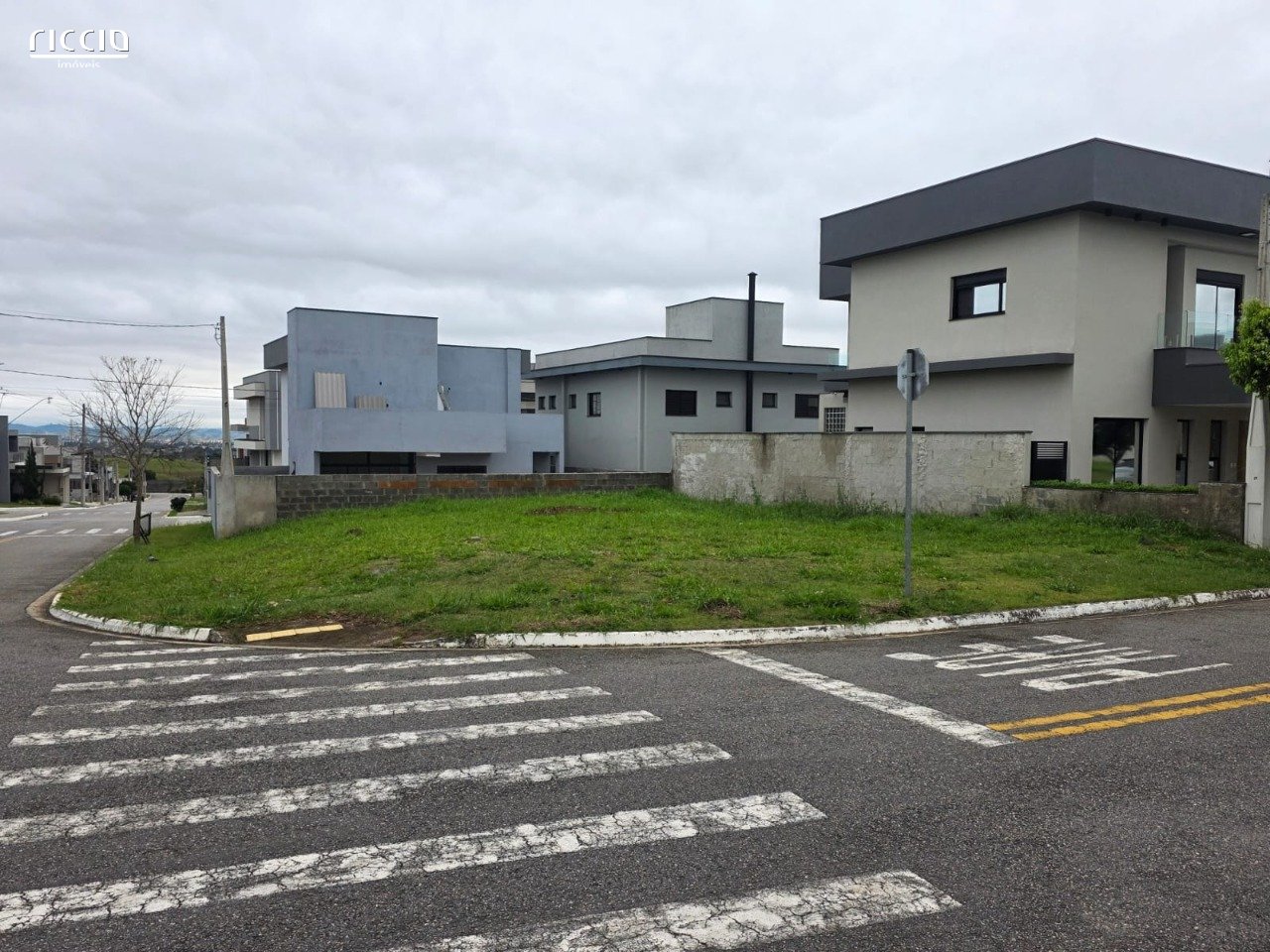 Terreno à Venda no Condomínio Reserva Aruanã - 301,05m², Plano e de Esquina