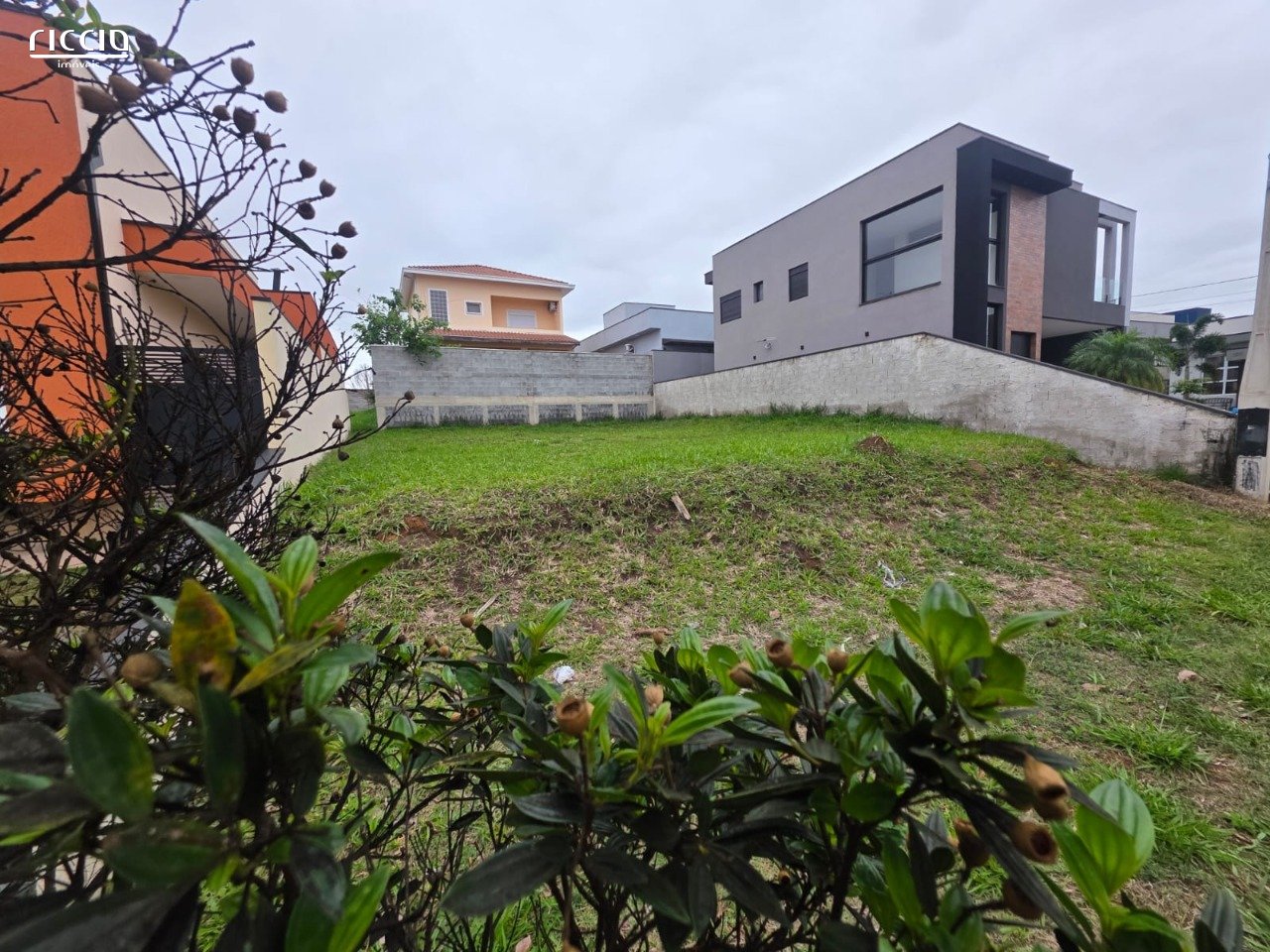 Condomínio Reserva Aruanã terreno de 270m2 em aclive parte alta