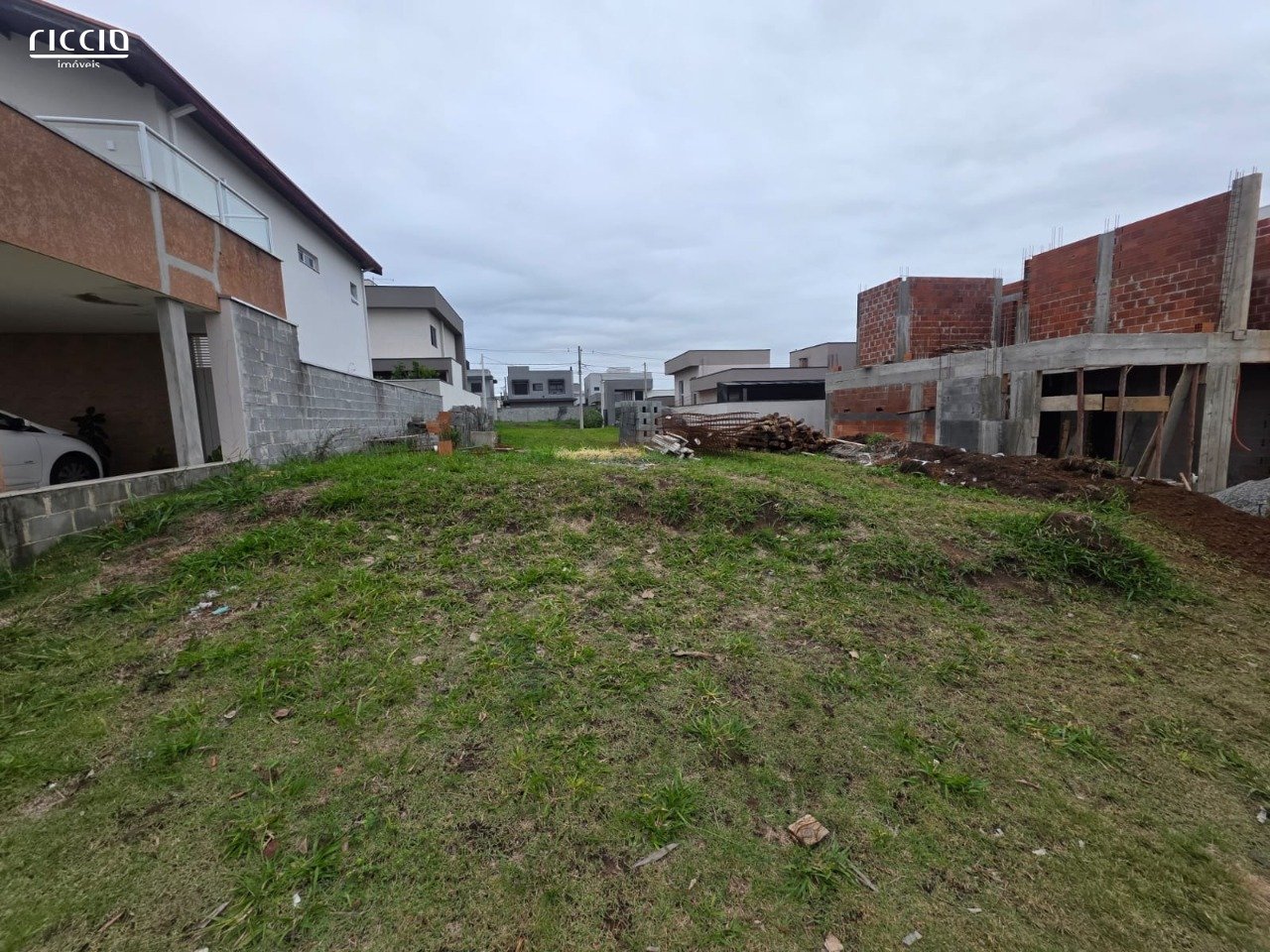 Terreno à Venda no Condomínio Reserva Aruanã - 260m², Plano e na Parte Alta