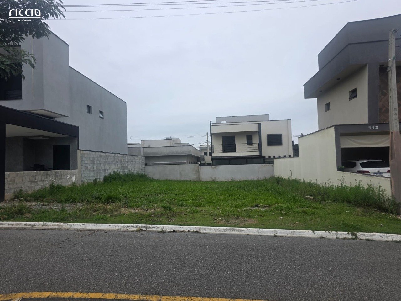 Terreno à Venda no Reserva Aruanã - São José dos Campos | 280 m², Plano e Parte Alta