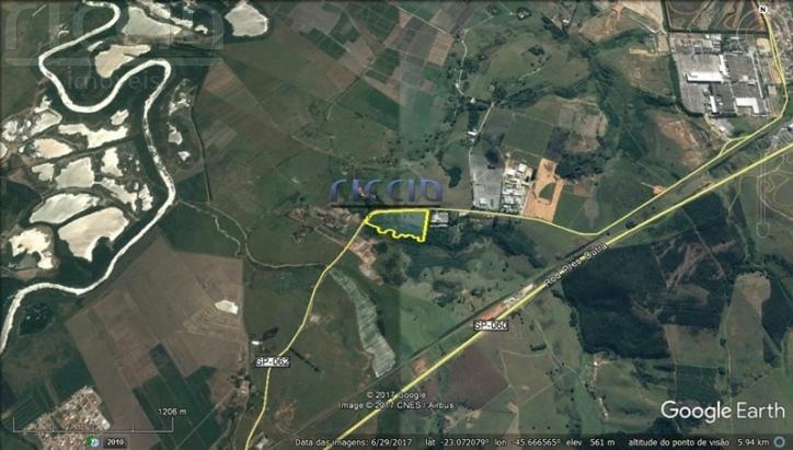 Terreno à venda no Piracangaguá — detalhe do imóvel