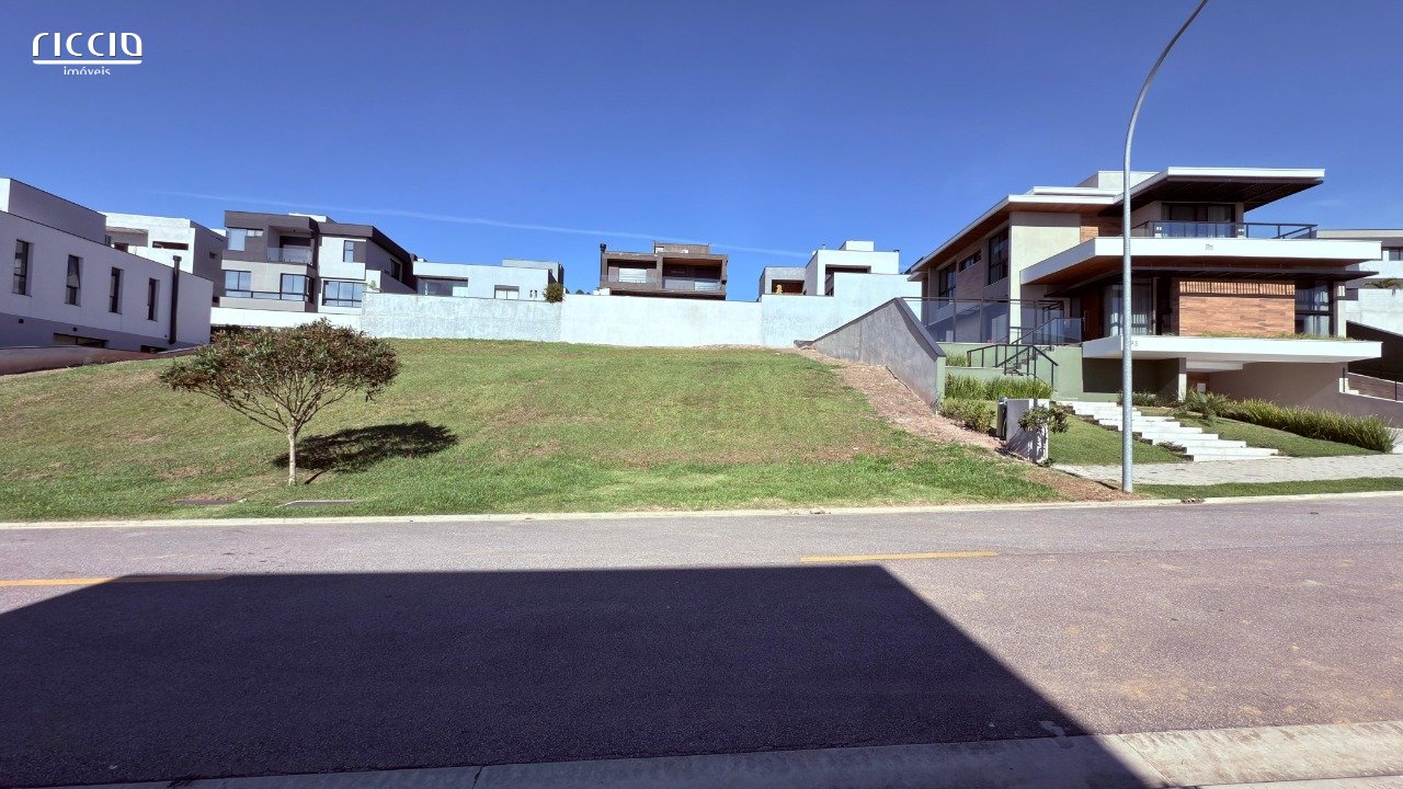 Terreno no Alphaville I - São José dos Campos, com Quadra I1 - 510 m² com aclive, meio de quadra - Próximo a praça!