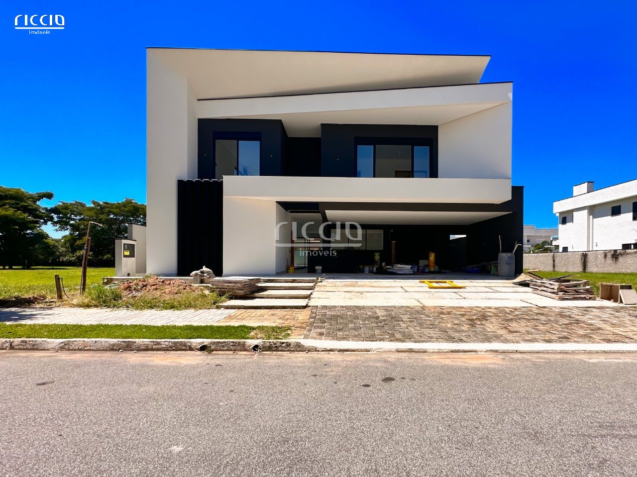 Com Renda - Sobrado 420 m² Pronta para Morar Cond. Jardim do Golfe 4 Suítes, Infra p/ Elevador - PRONTA PARA MORAR