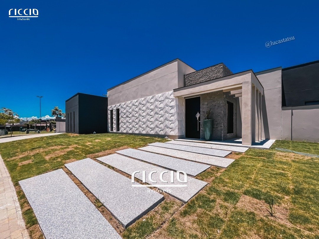 Casa térrea com 1.230 m2 de terreno, 3 suítes