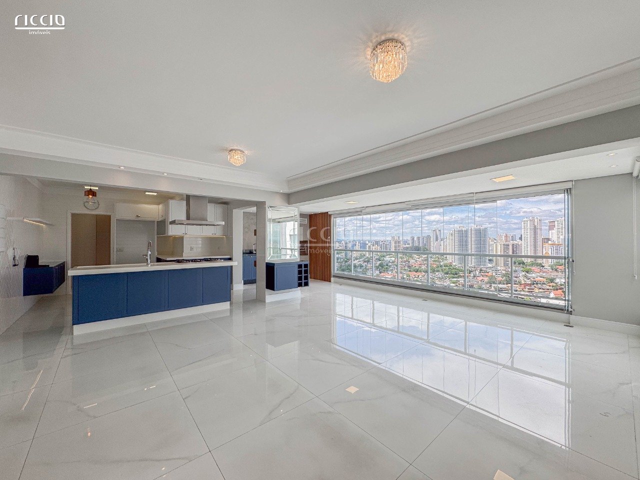 Apartamento no Edifício Celebrity Vila Ema. Andar alto, DECORADO - ALUGADO.