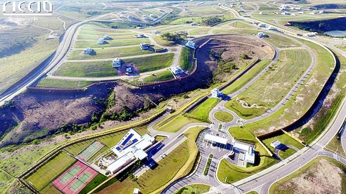 Terreno em declive e vista para área verde